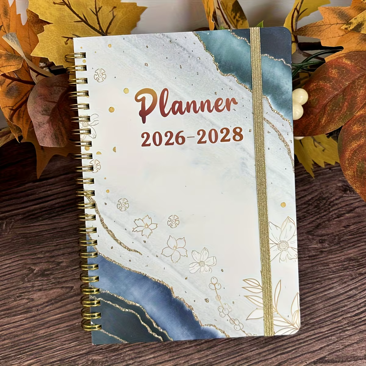 2026-2028 Planificateur mensuel de 3 ans |   Spreads de 3 mois avec pages de contact |   Reliure en 