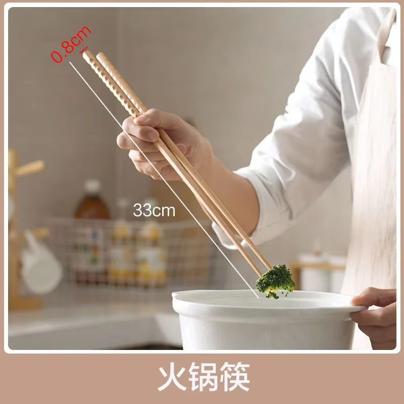 Baguettes longues en bois de style chinois, nouilles, marmite frite, anciers de noix, vaisselle de c