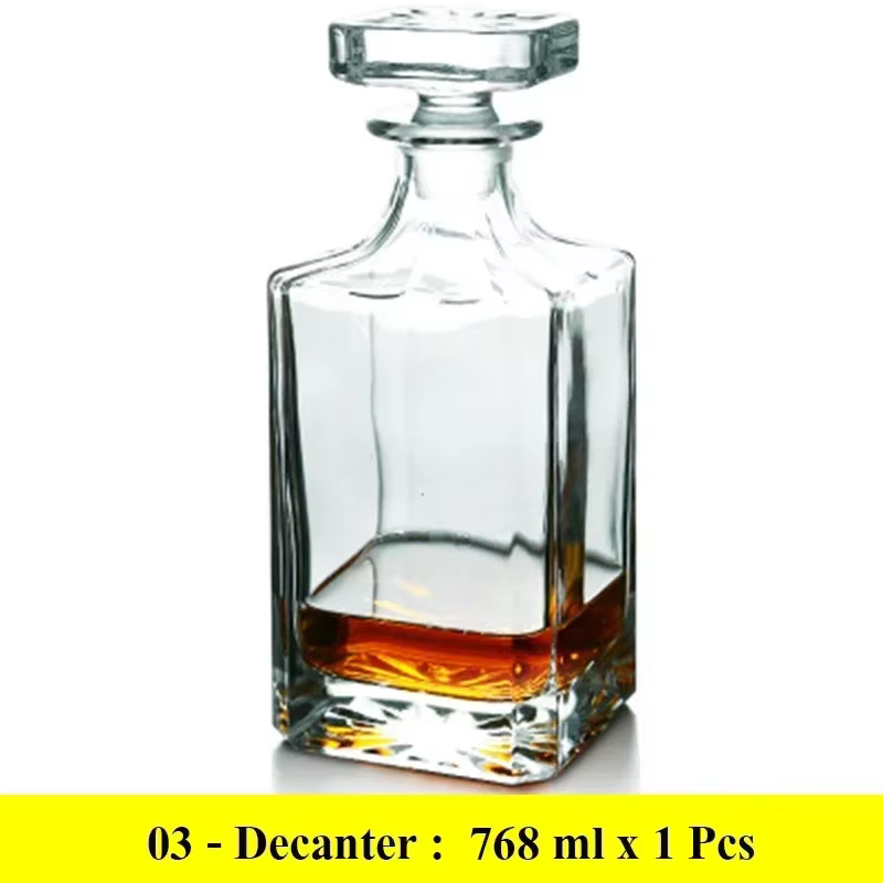 Bouteille de vodka en cristal vintage, carafe en verre de whisky, boisson au vin rouge