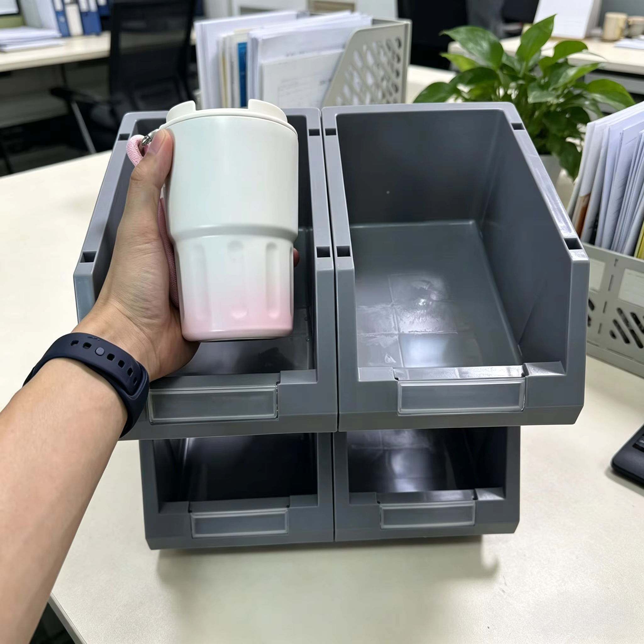 4 grands bacs de rangement en plastique gris avec compartiments à étiquettes transparentes - Système