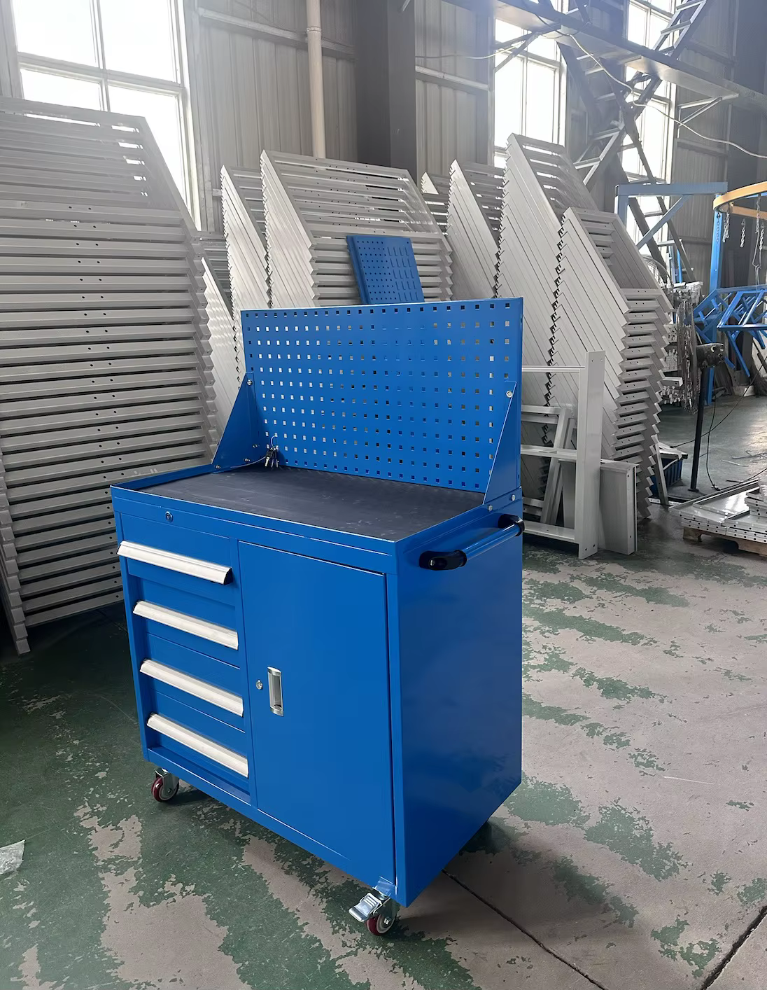 Camion de rangement multifonction pour pièces mobiles avec quatre tiroirs