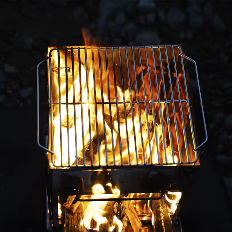 Gril de barbecue carré pliable portable en acier inoxydable – Parfait pour les cuisinières à bois de chauffage et le camping en plein air!