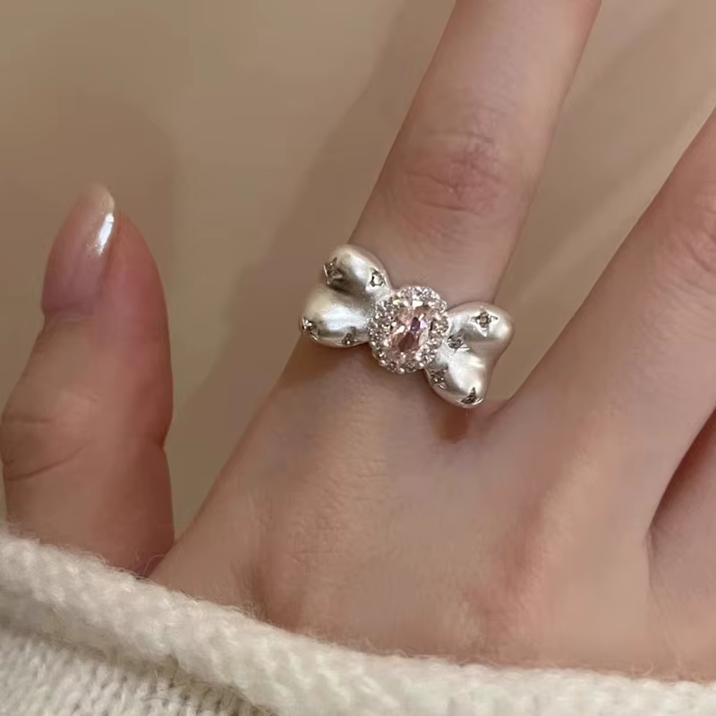 Bague à nœud rose, Design romantique