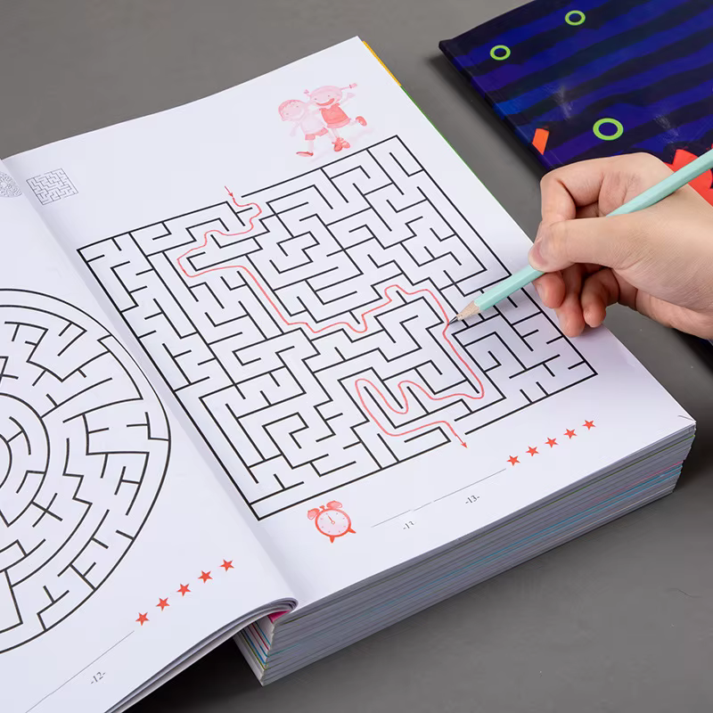 Livre de jeux de labyrinthes pour enfants de 32 pages pour l'entraînement à la concentration des élèves