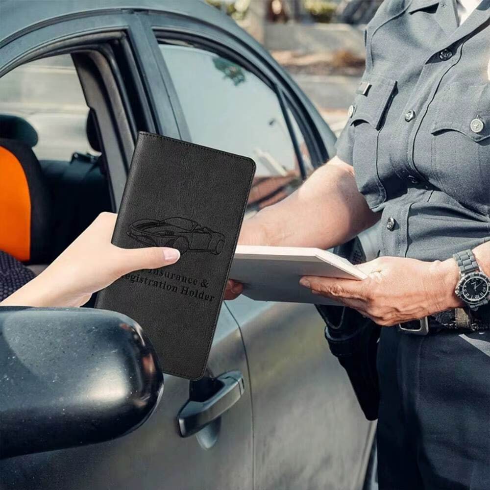 Porte-cartes d'immatriculation et d'assurance automobile