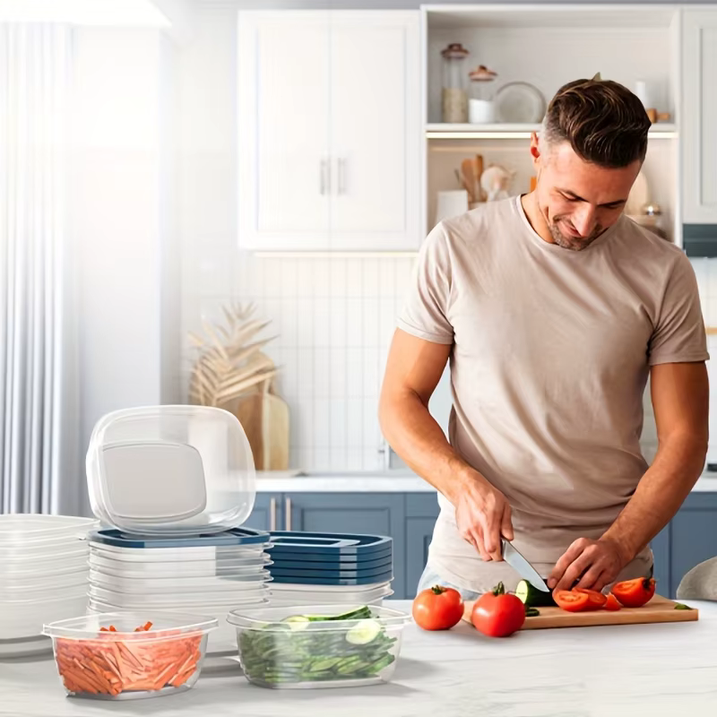Un ensemble de 6 récipients de conservation des aliments en plastique transparent empilables avec couvercles bleus et