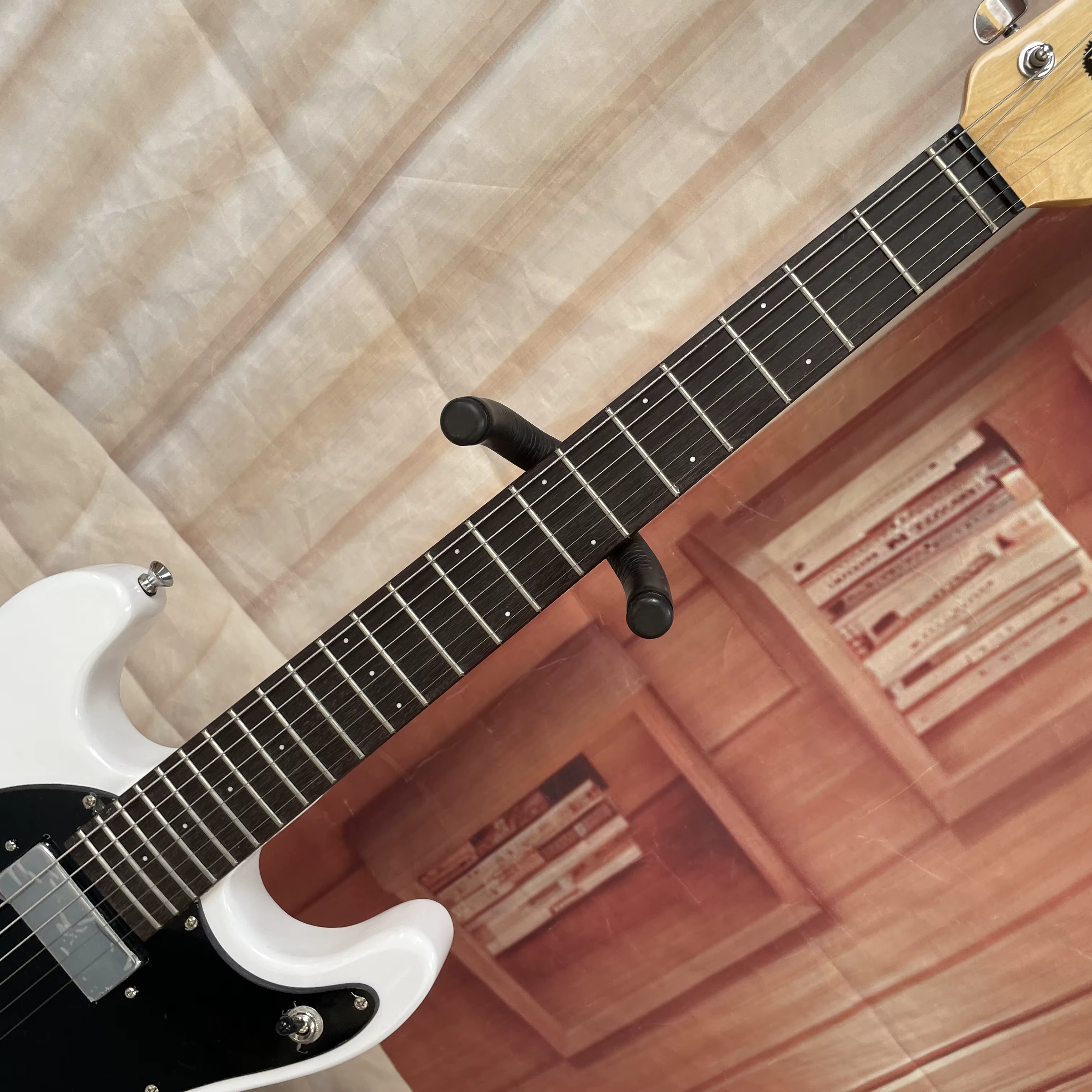 Guitare électrique à 6 cordes avec corps blanc et pickguard noir, manche en palissandre – guitare légère de style rétro