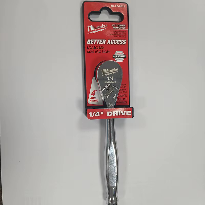 Clé à cliquet Milwaukee 48-22-9014 1/4" à tête basculante et fine pour une meilleure accessibilité
