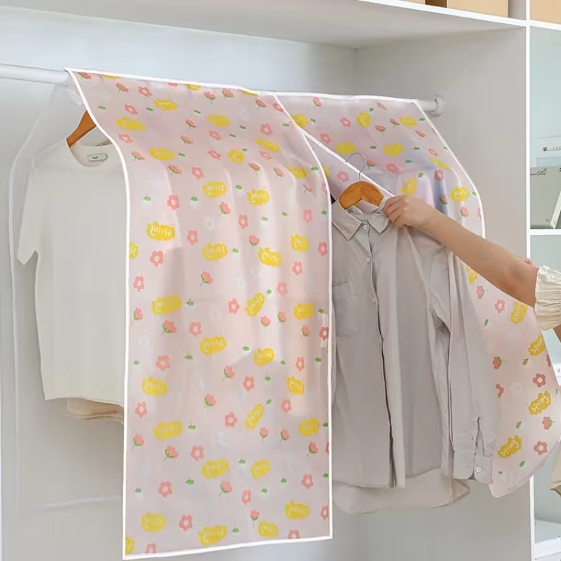 Housse anti-poussière pour vêtements ménagers
