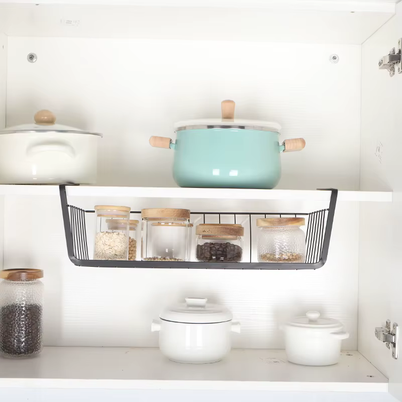 Panier de rangement suspendu sous étagère