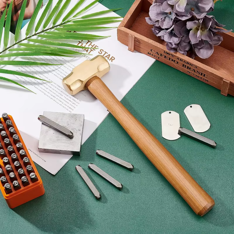 Marteau en laiton massif avec manche en bois pour l'artisanat de bijoux
