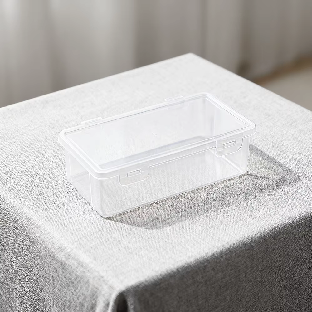 La boîte de rangement en plastique blanc est étanche