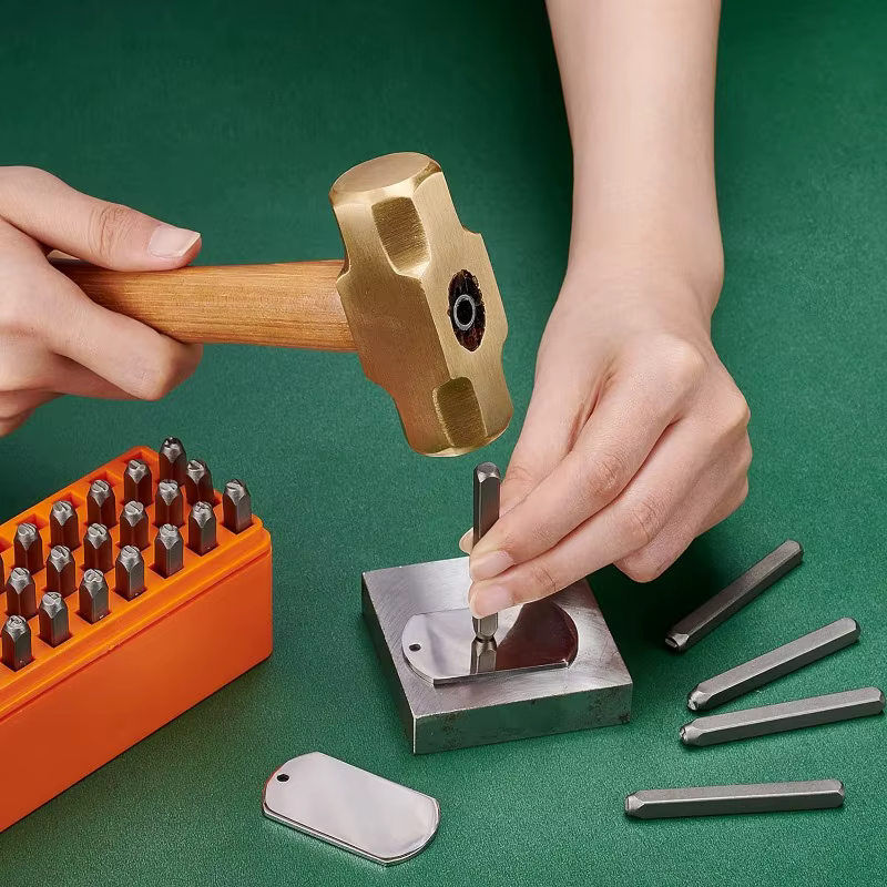 Marteau en laiton massif avec manche en bois pour l'artisanat de bijoux
