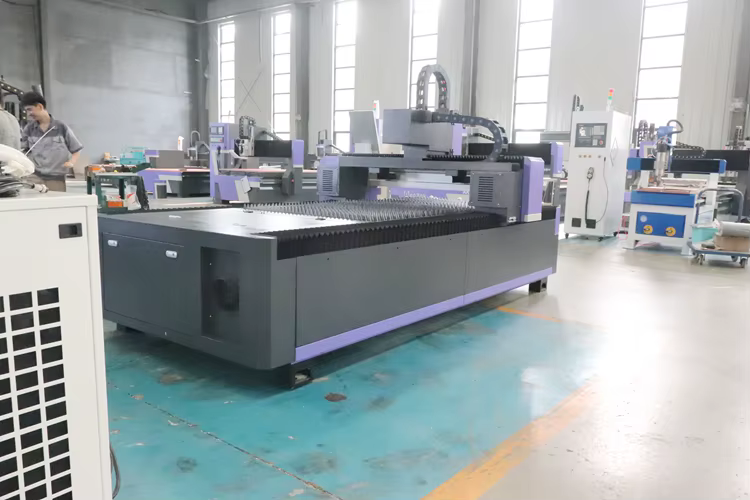 Machine de découpe laser à fibre CNC personnalisable 2000W 3000W 6000W 1020 1325 1530 pour tôles d'acier et d'aluminium