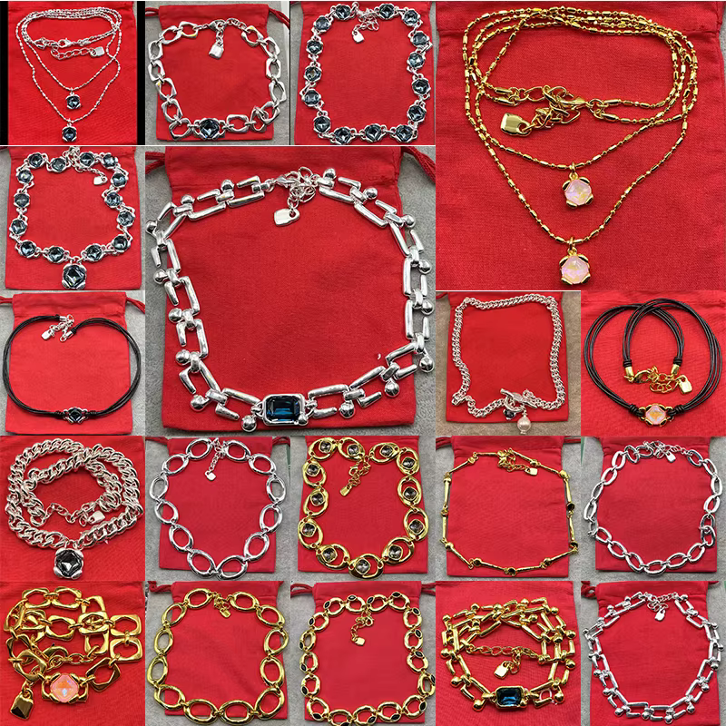 Bijoux faits à la main Se. Colliers et bracelets en tons or/argent avec pendentifs en cristal et dessins de chaînes.