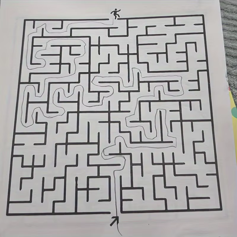 Livre de jeux de labyrinthes pour enfants de 32 pages pour l'entraînement à la concentration des élèves