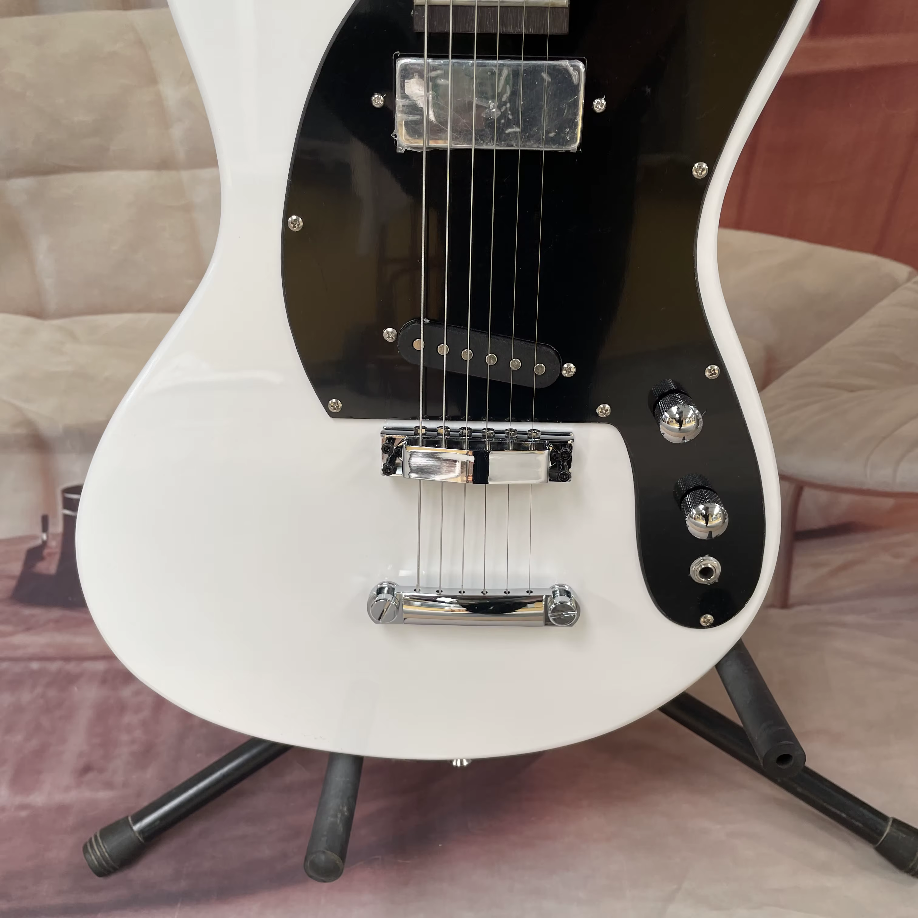 Guitare électrique à 6 cordes avec corps blanc et pickguard noir, manche en palissandre – guitare légère de style rétro