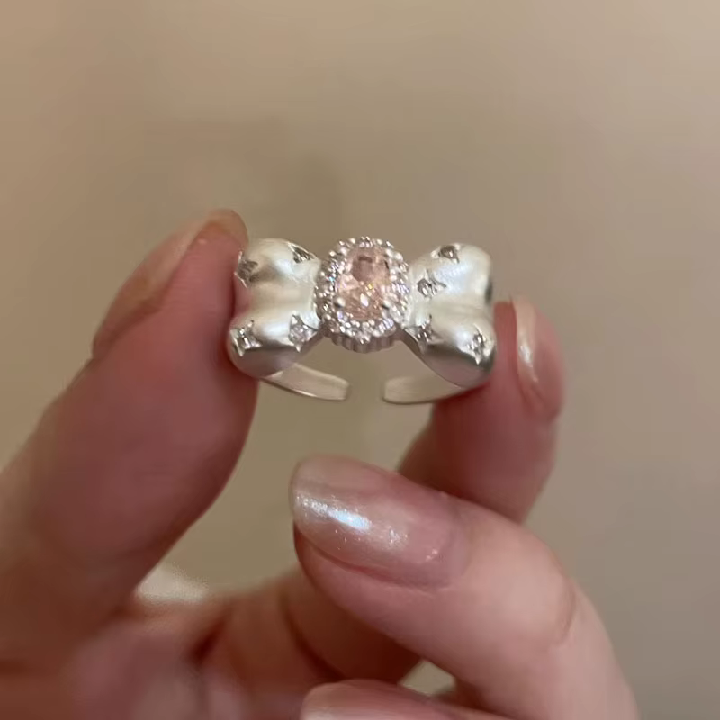 Bague à nœud rose, Design romantique