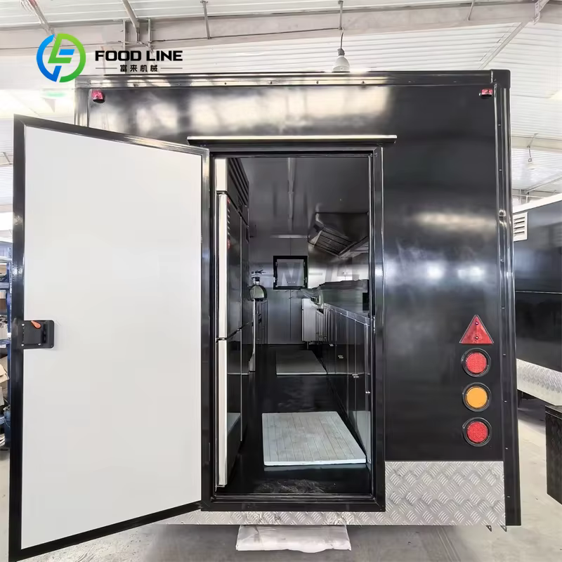 Remorque carrée mobile personnalisable, équipée de panneaux lumineux et de logo sur mesure, idéale pour la vente de poulet frit, de frites et autres services de restauration mobile.