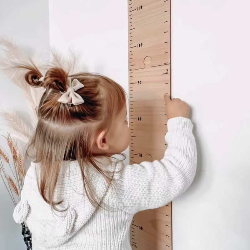 Règle tableau croissance en bois nordique pour enfants