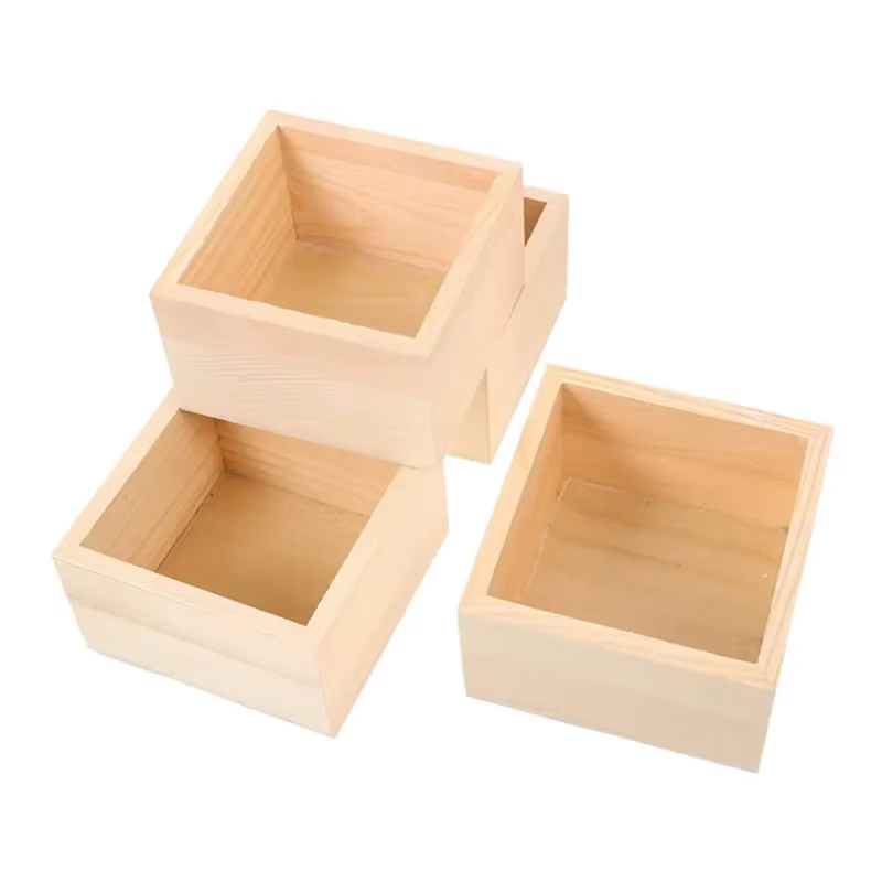 Petite boîte en bois inachevée