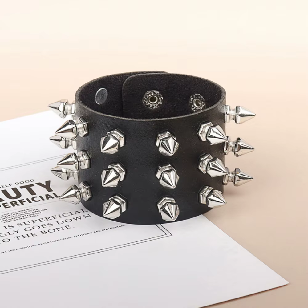 Bracelet en cuir large Punk, accessoires de moto personnalisés, nouveaux accessoires de mode, clous pointus à trois rangées exagérés