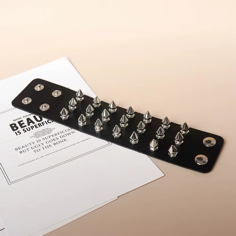 Bracelet en cuir large Punk, accessoires de moto personnalisés, nouveaux accessoires de mode, clous pointus à trois rangées exagérés