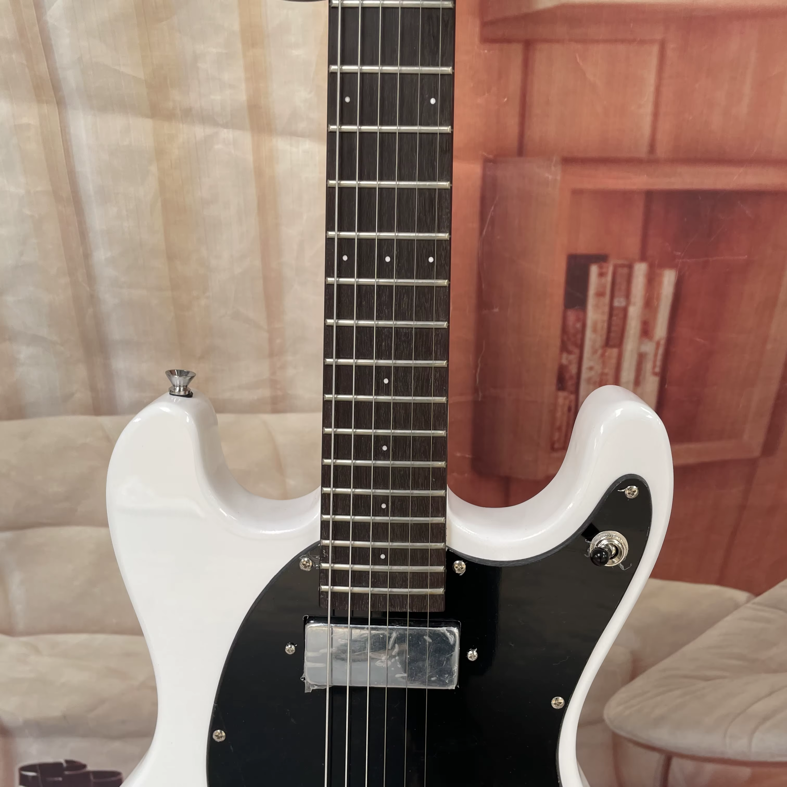 Guitare électrique à 6 cordes avec corps blanc et pickguard noir, manche en palissandre – guitare légère de style rétro