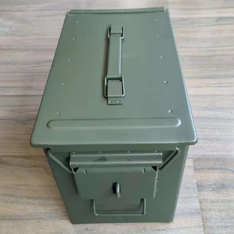 Boîte à outils en métal avec serrure