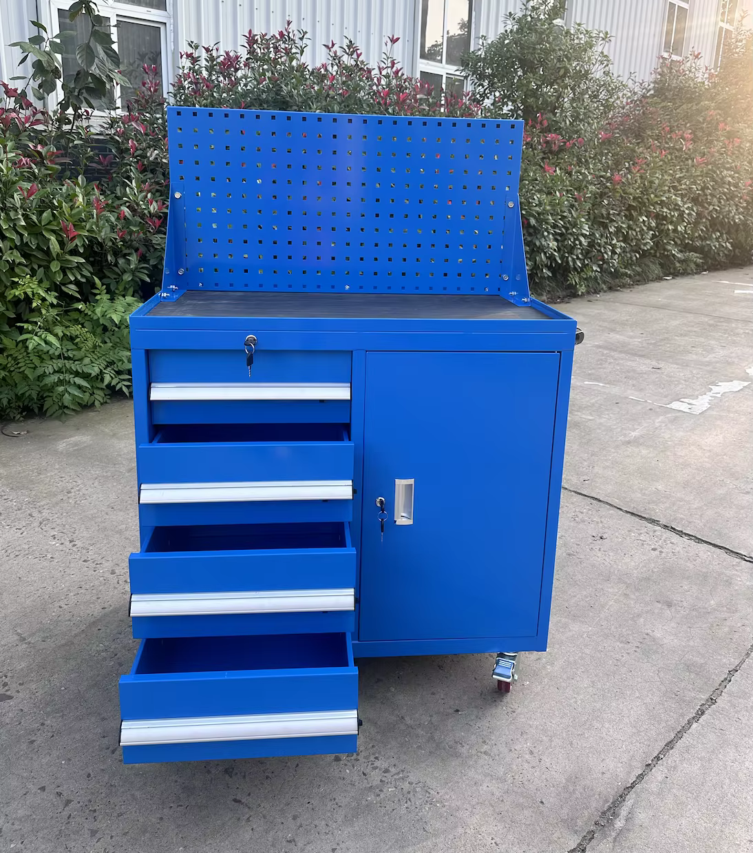 Camion de rangement multifonction pour pièces mobiles avec quatre tiroirs