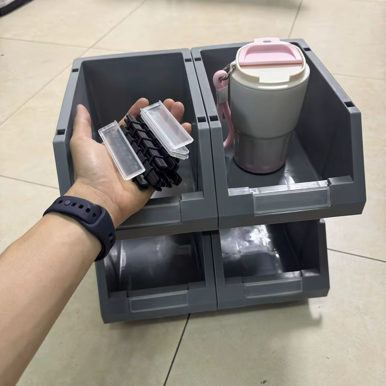 4 grands bacs de rangement en plastique gris avec compartiments à étiquettes transparentes - Système d'organisation