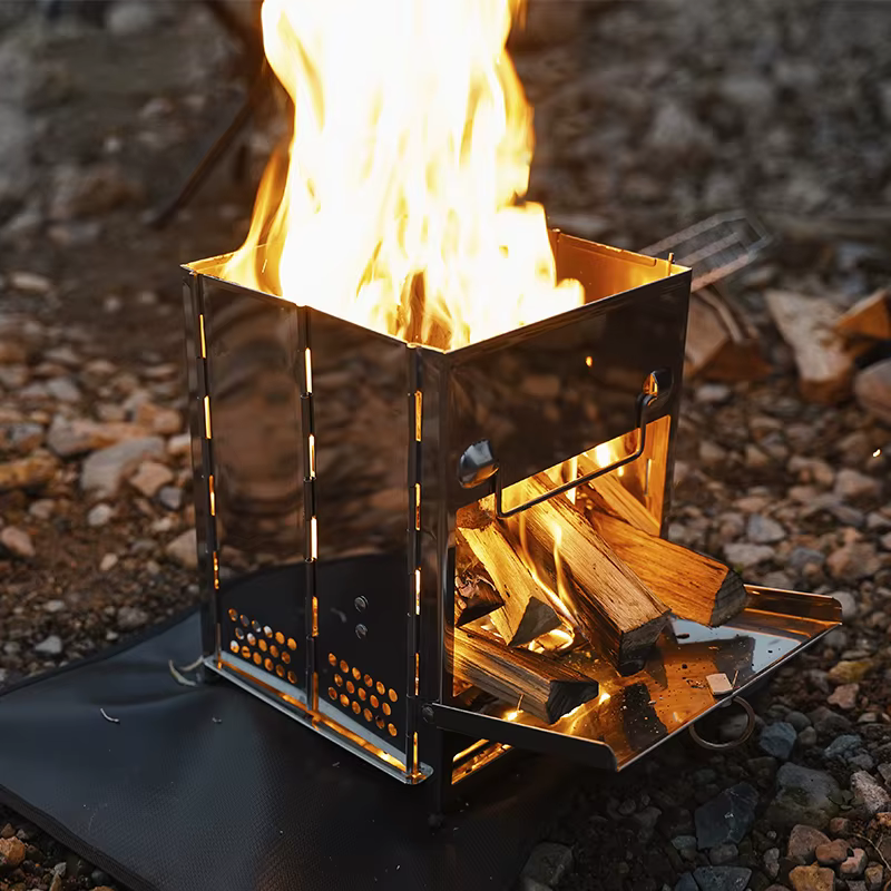 Gril de barbecue carré pliable portable en acier inoxydable – Parfait pour les cuisinières à bois de chauffage et le camping en plein air!