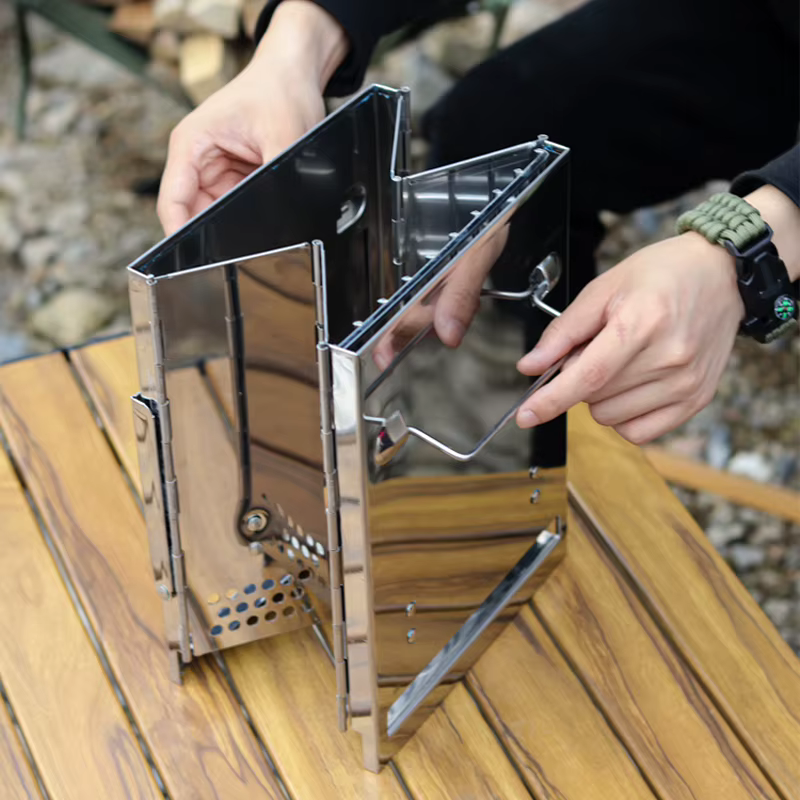 Gril de barbecue carré pliable portable en acier inoxydable – Parfait pour les cuisinières à bois de chauffage et le camping en plein air!