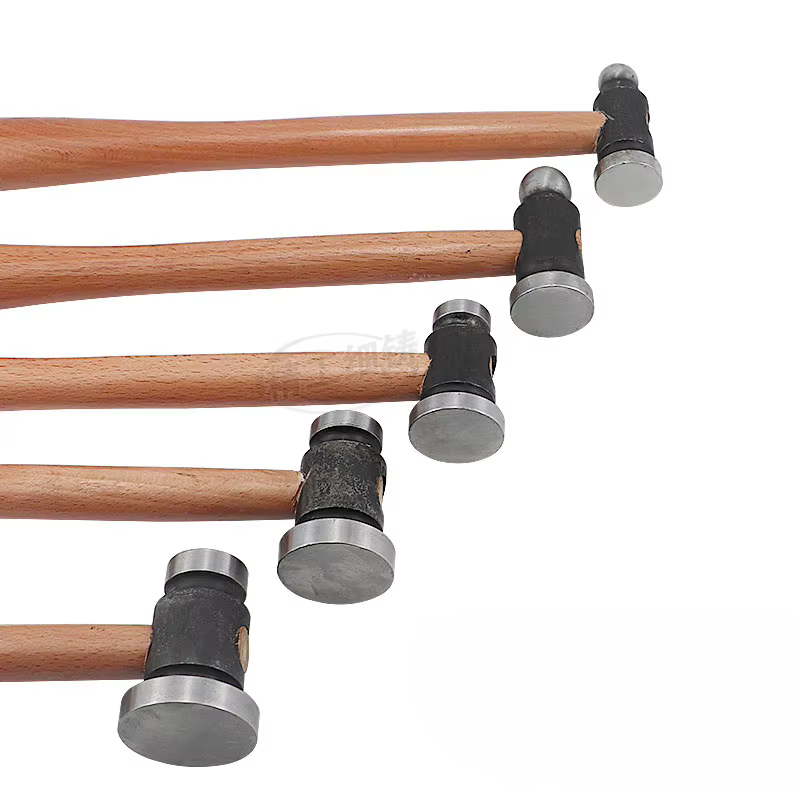 Marteau à tête ronde avec manche en bois