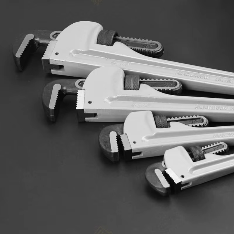 Clé à tuyau multifonctionnelle en bec d'aigle