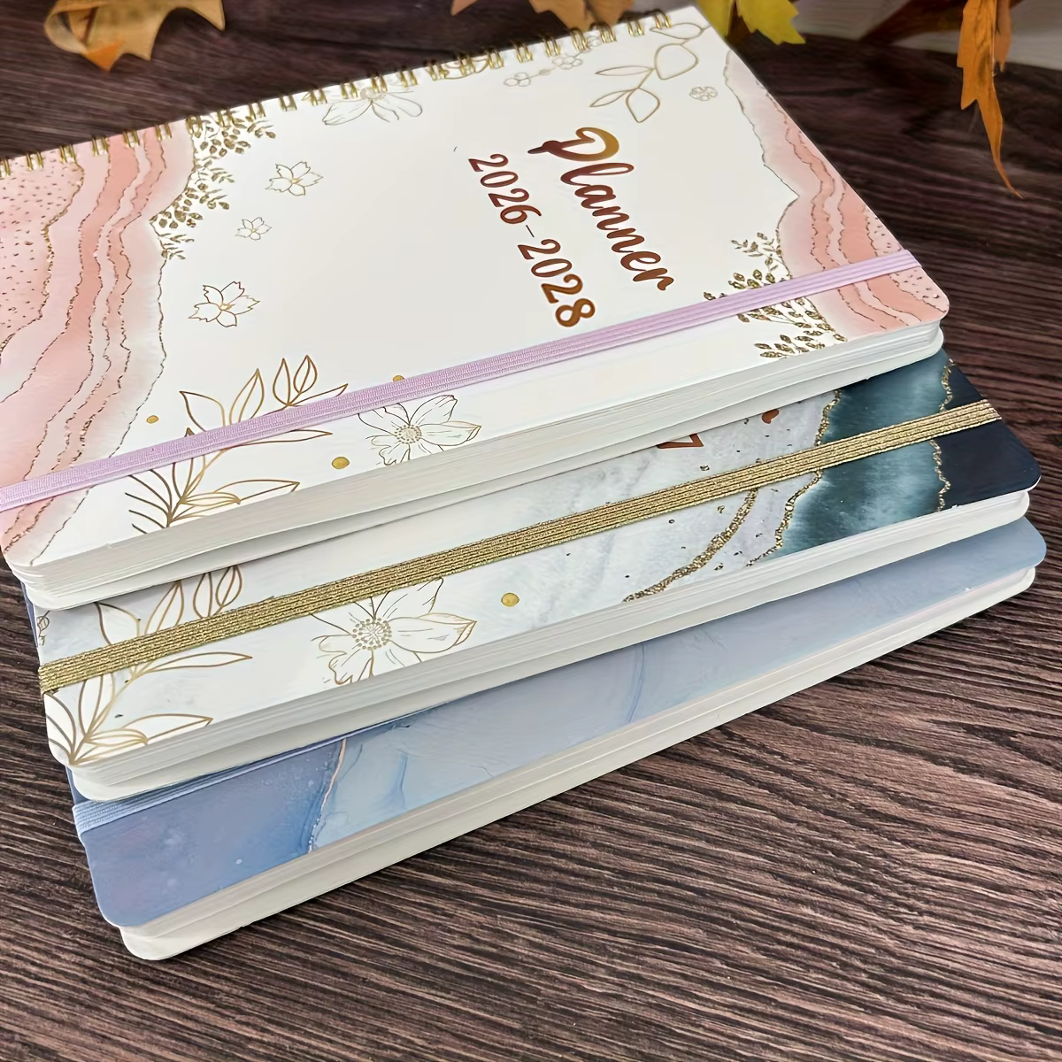 2026-2028 Planificateur mensuel de 3 ans | Spreads de 3 mois avec pages de contact | Reliure en spirale 21x15cm | Texte