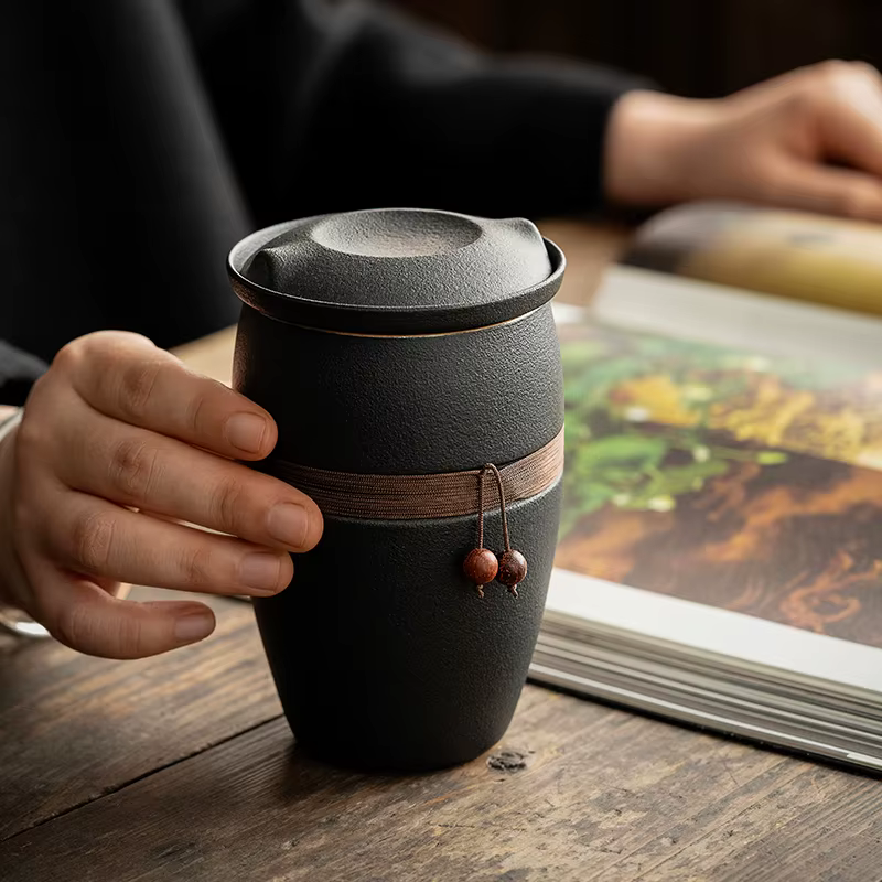Tasse à thé en céramique avec couvercle