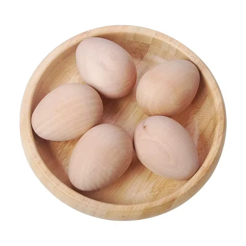 Oeufs de pâques en bois faits à la main
