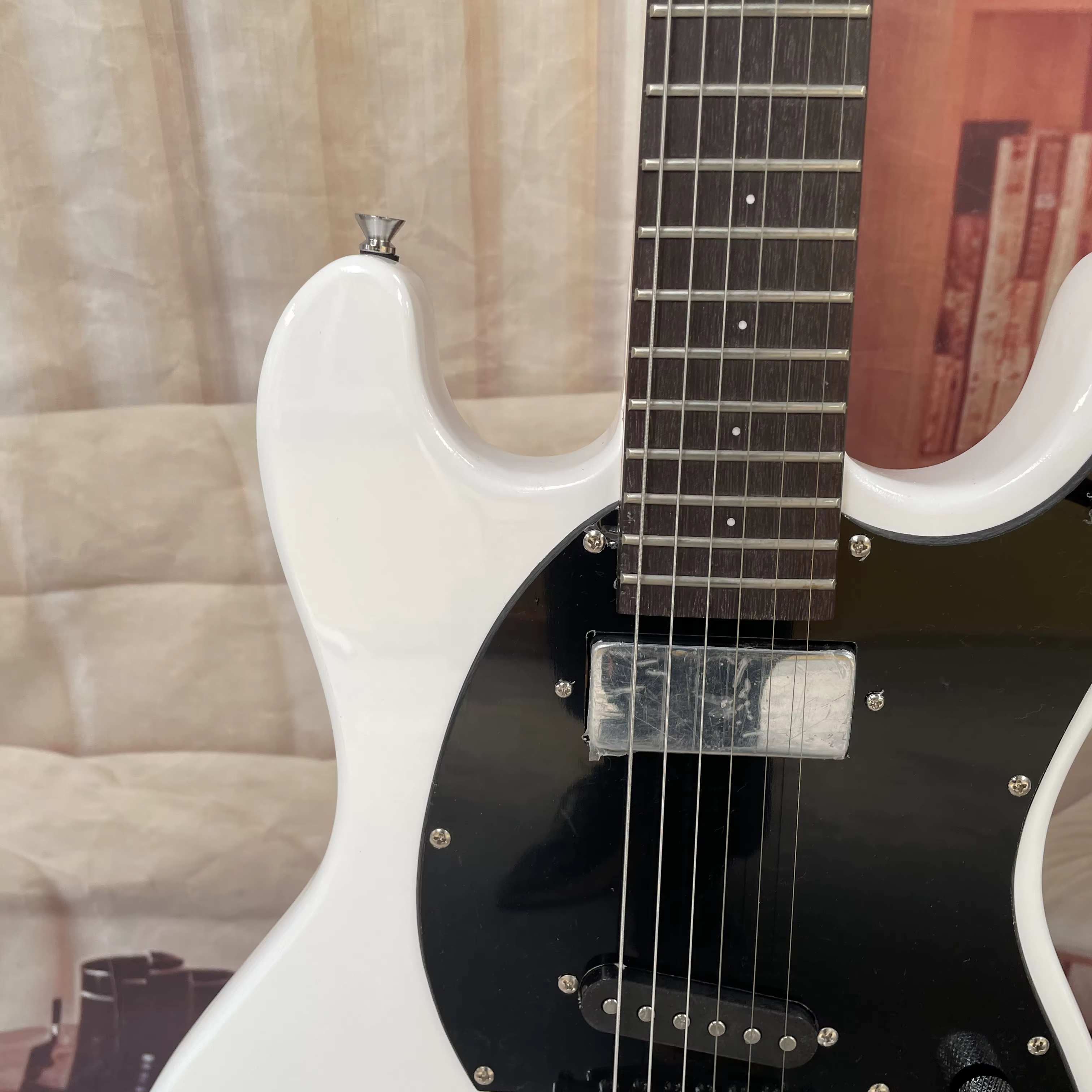 Guitare électrique à 6 cordes avec corps blanc et pickguard noir, manche en palissandre – guitare légère de style rétro
