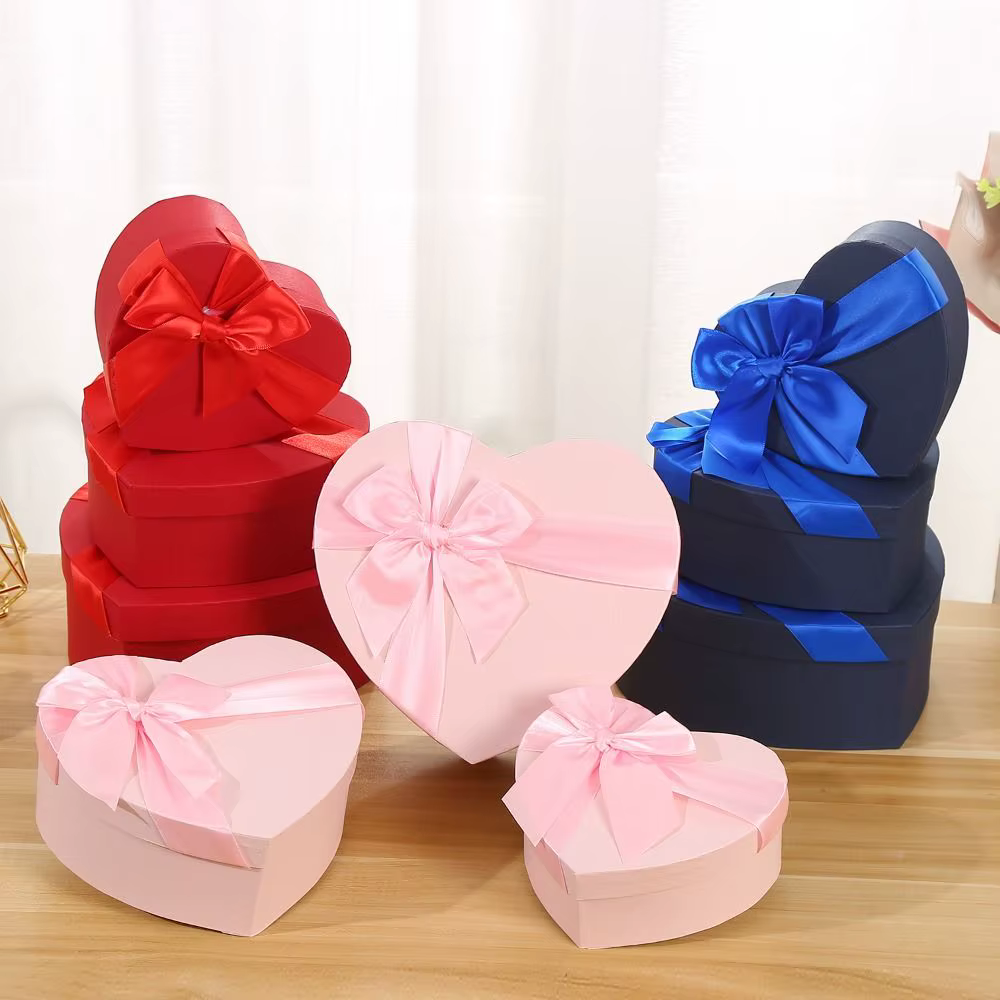 Nouvelle boîte cadeau en forme de cœur rouge avec couvercle