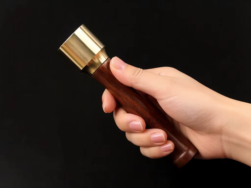 Marteau en laiton de haute qualité avec manche en bois