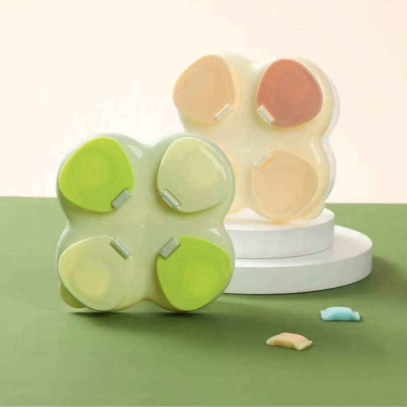 Boîte à lait en poudre portable pour bébé pour une utilisation en extérieur. Quatre compartiments pour l'emballage séparé du lait en poudre pour nourrissons.