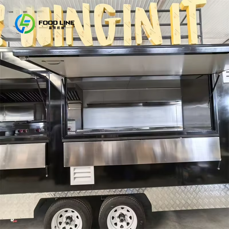 Remorque carrée mobile personnalisable, équipée de panneaux lumineux et de logo sur mesure, idéale pour la vente de poulet frit, de frites et autres services de restauration mobile.