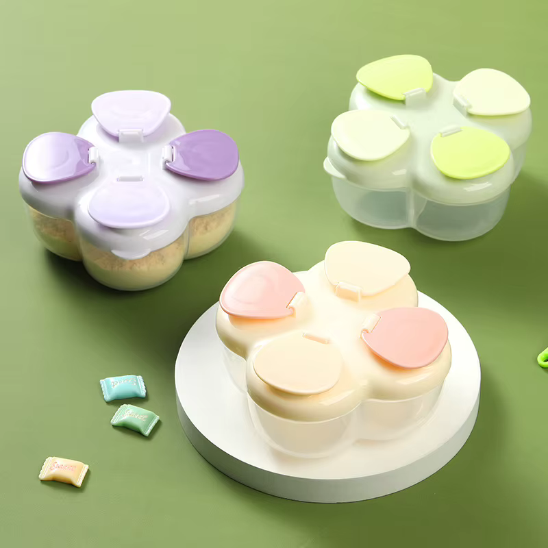 Boîte à lait en poudre portable pour bébé pour une utilisation en extérieur. Quatre compartiments pour l'emballage séparé du lait en poudre pour nourrissons.