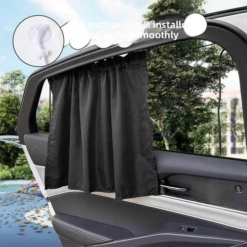 Rideau à ventouse dans la fenêtre de la voiture