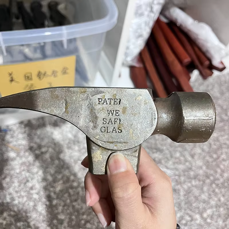 Tête de marteau de charpentier professionnel