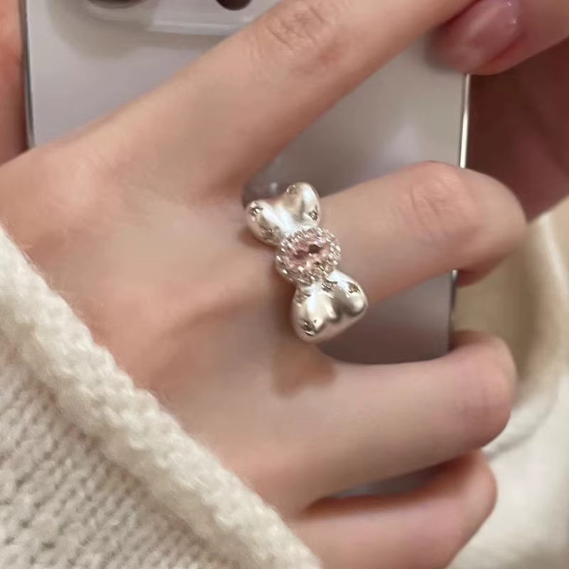Bague à nœud rose, Design romantique