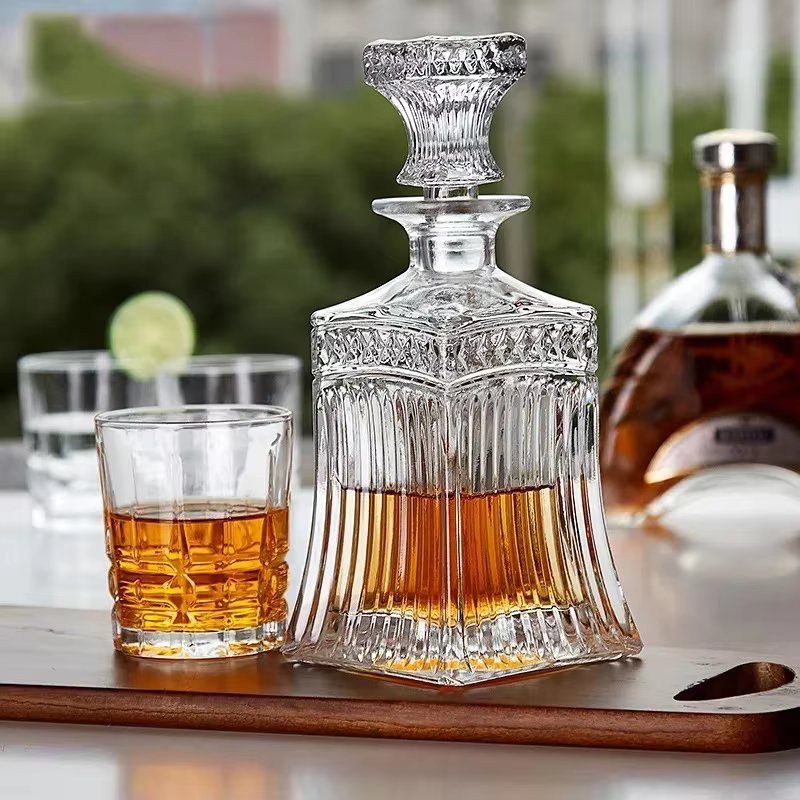 Bouteille de vodka en cristal vintage, carafe en verre de whisky, boisson au vin rouge