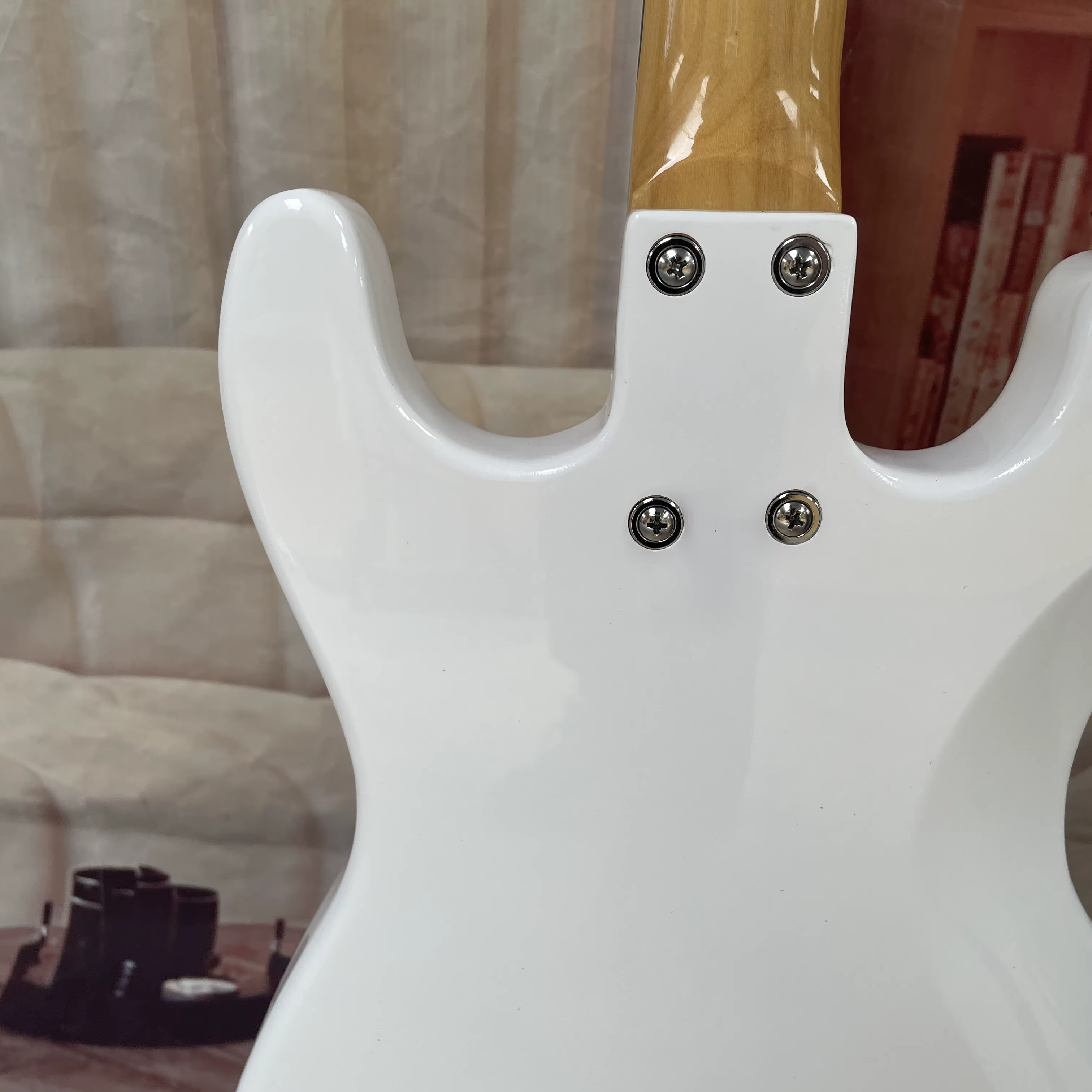 Guitare électrique à 6 cordes avec corps blanc et pickguard noir, manche en palissandre – guitare légère de style rétro