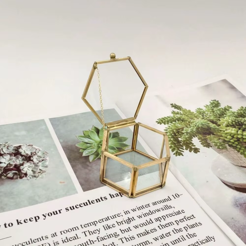Boîte à bagues hexagonale en or